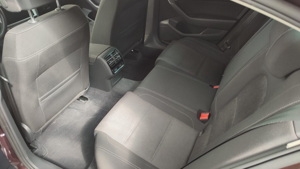 Volkswagen Passat TDI Advance DSG asientos traseros
