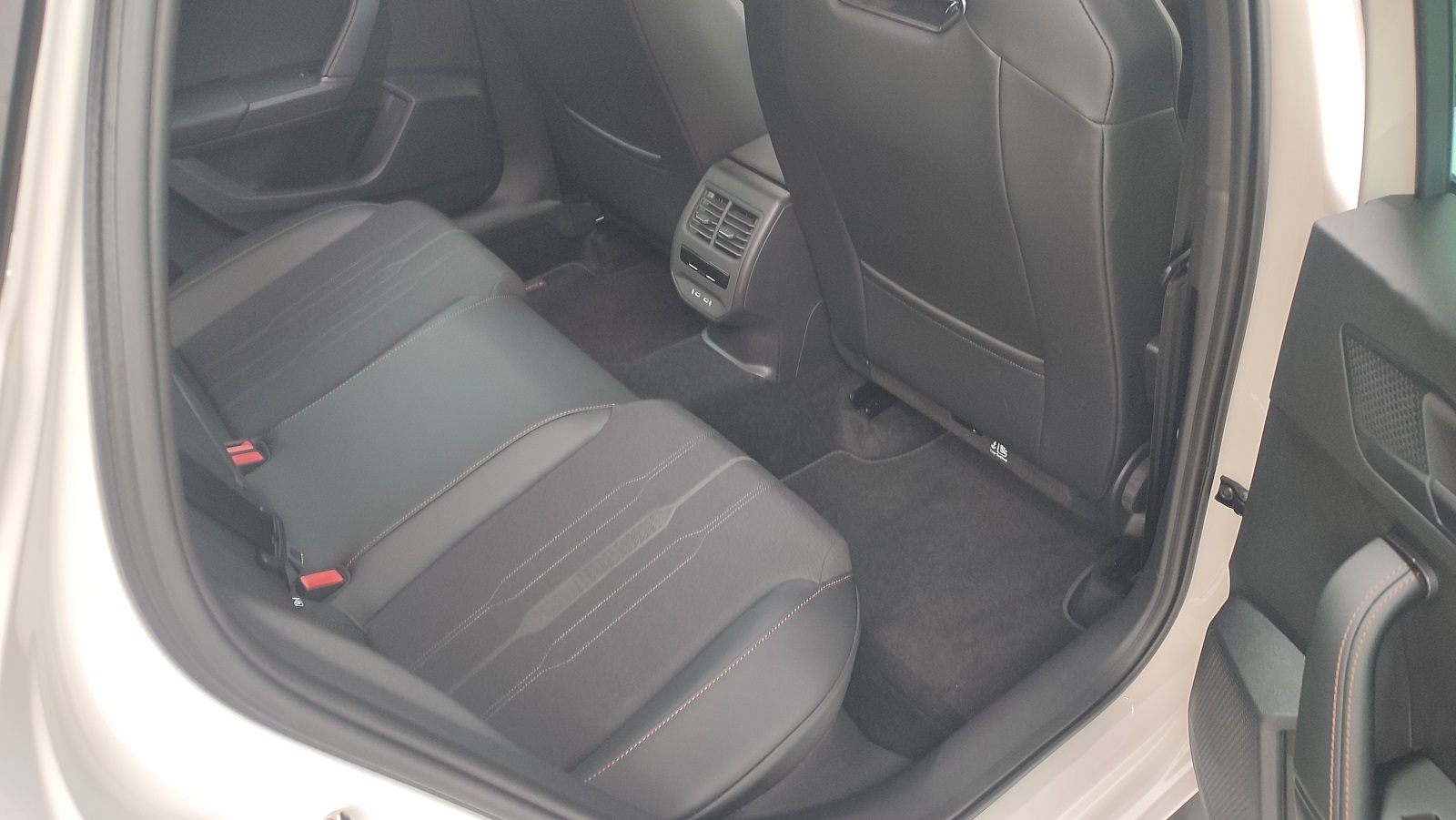 CUPRA-LEON-TSI-300CV-DSG-16-Interior asientos traseros