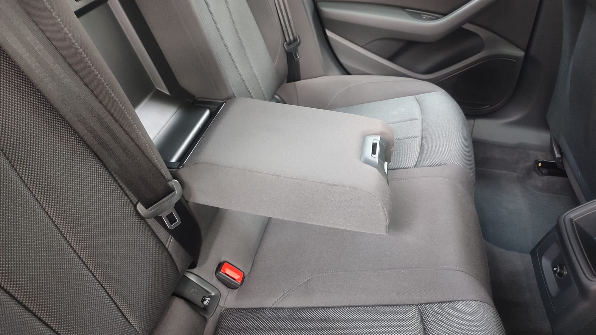AUDI - A4 2.0 TDI Stron advanced ed - interior trasero asiento reposabrazos