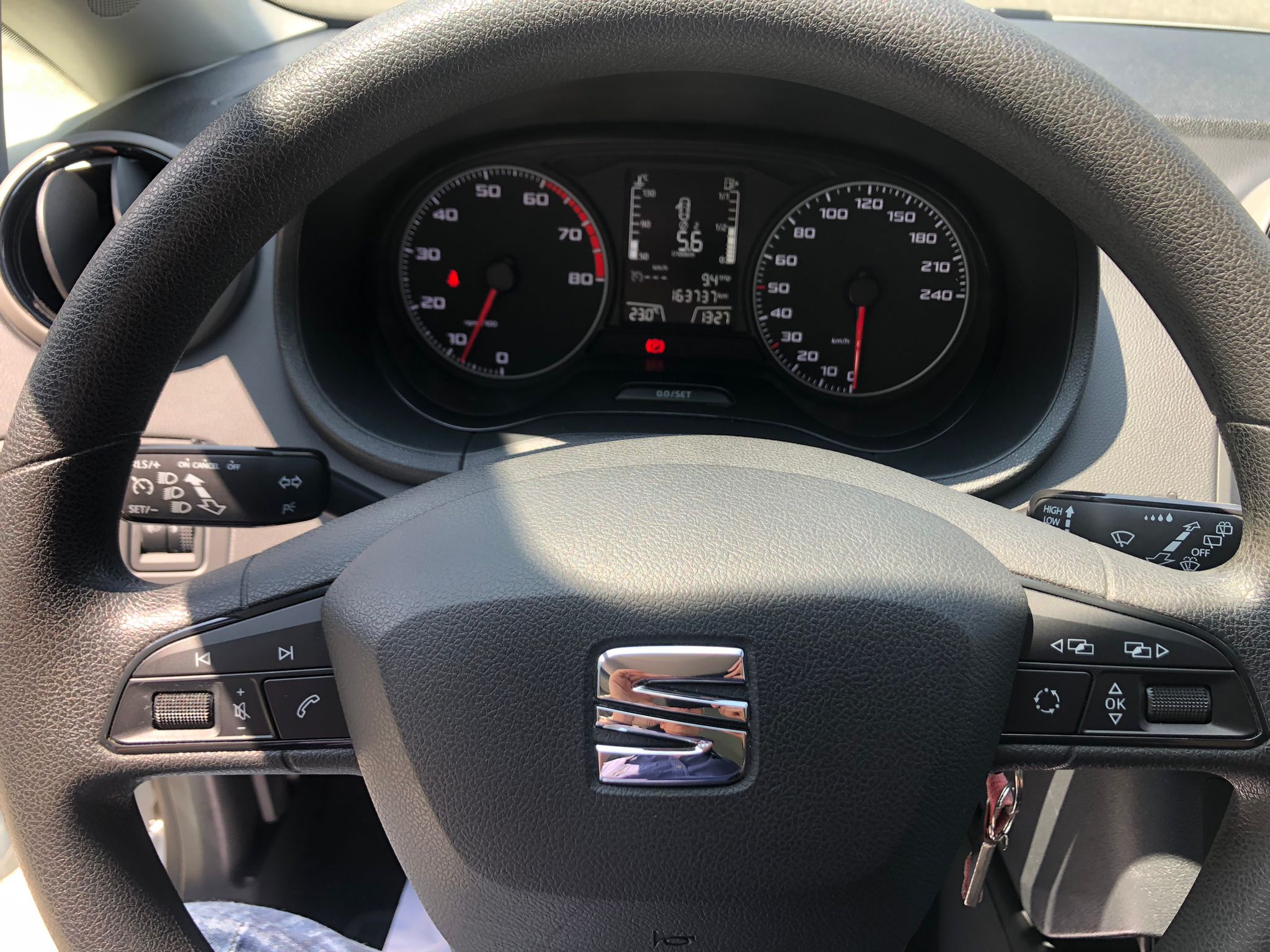 SEAT Ibiza 1.2 TSI - volante y cuadro de mandos